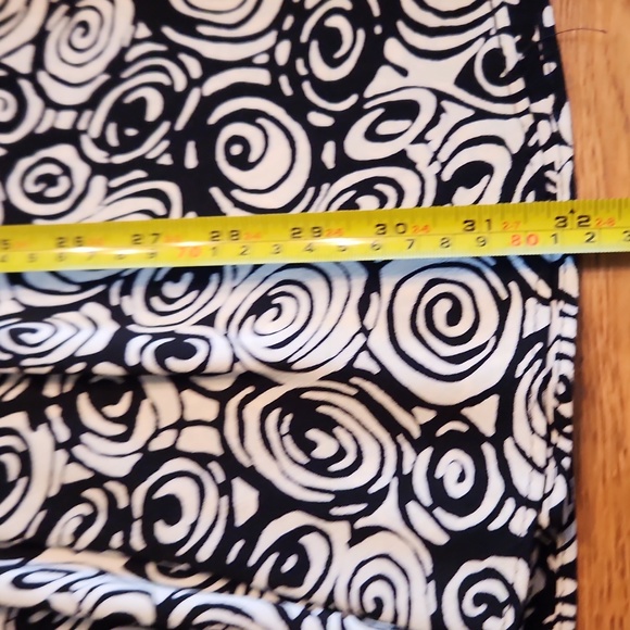 Intriguing threads , Black/ white design Skirt 8 Petite - Picture 6 of 7